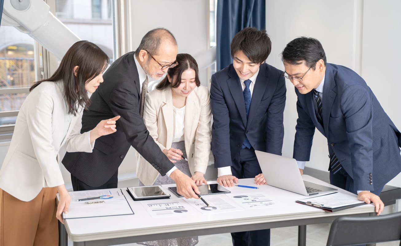 内製化とは？DX時代のシステム開発・運用を自社で行うメリットとデメリットを完全解説